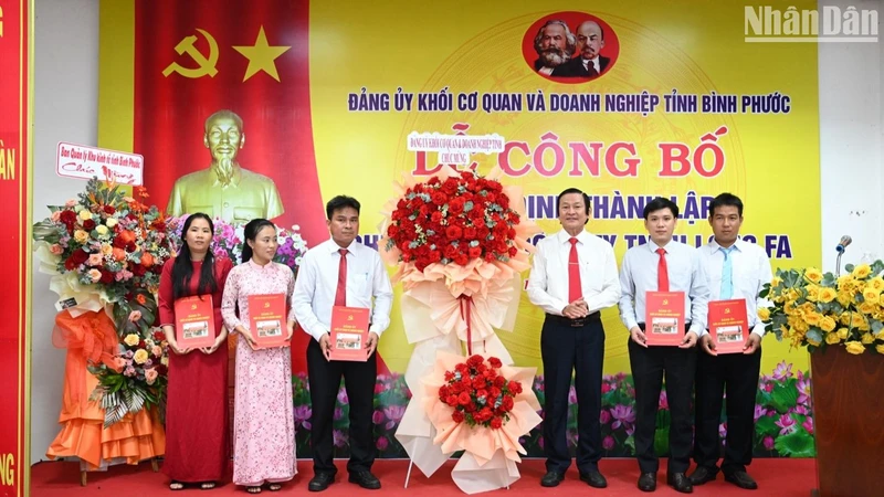 Lãnh đạo Đảng ủy Khối cơ quan và Doanh nghiệp tỉnh Bình Phước trao Quyết định thành lập chi bộ và Quyết định chỉ định chi ủy, bí thư, phó bí thư và tặng lẵng hoa chúc mừng Chi bộ cơ sở công ty TNHH Long Fa.