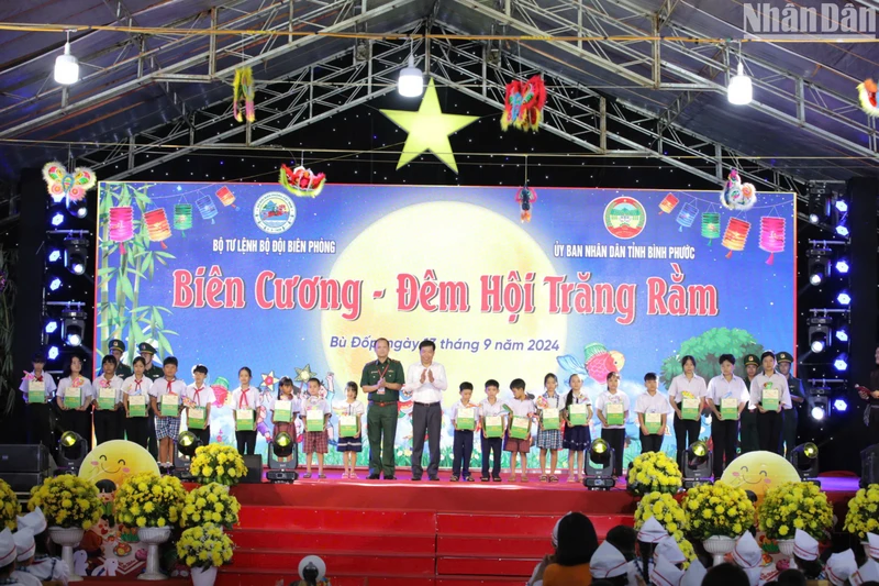 Lãnh đạo tỉnh Bình Phước và lãnh đạo Bộ tư lệnh Bộ đội biên phòng tặng quà cho các em thiếu nhi