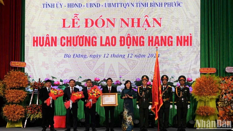 Lãnh đạo huyện Bù Đăng đón nhận Huân chương Lao động hạng Nhì