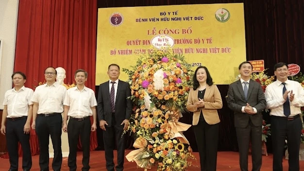 Bộ trưởng Y tế Đào Hồng Lan cùng lãnh đạo Bộ Y tế tặng hoa chúc mừng tân Giám đốc Bệnh viện Hữu nghị Việt Đức.
