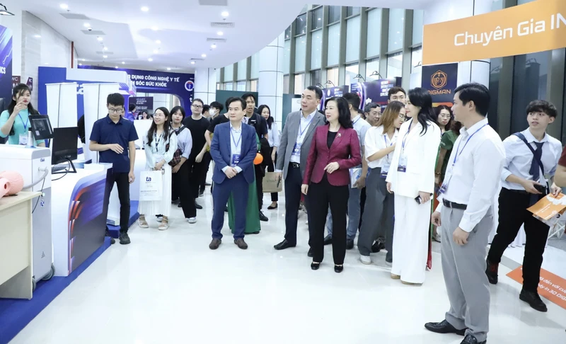 Tham quan khu trưng bày của ngành y tế tại Triển lãm quốc tế Đổi mới sáng tạo Việt Nam 2023.