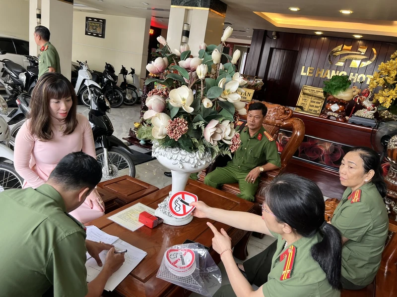 Các lực lượng chức năng kiểm tra, giám sát việc thực thi Luật PCTH của thuốc lá và xây dựng môi trường không khói thuốc lá tại một số nhà hàng, khách sạn địa bàn thành phố Long Xuyên tỉnh An Giang. 