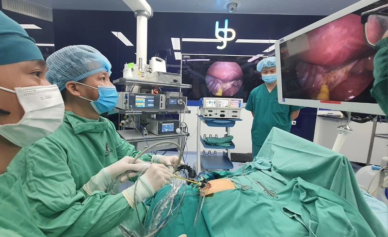 PGS,TS Trần Ngọc Sơn và kíp mổ đang thực hiện ca phẫu thuật nội soi một lỗ.