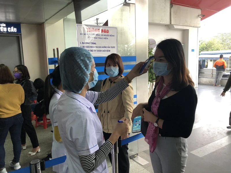 Bộ Y tế khuyến cáo người dân khi đến các cơ sở y tế cần đeo khẩu trang để ngăn chặn sự lây lan các tác nhân gây bệnh.