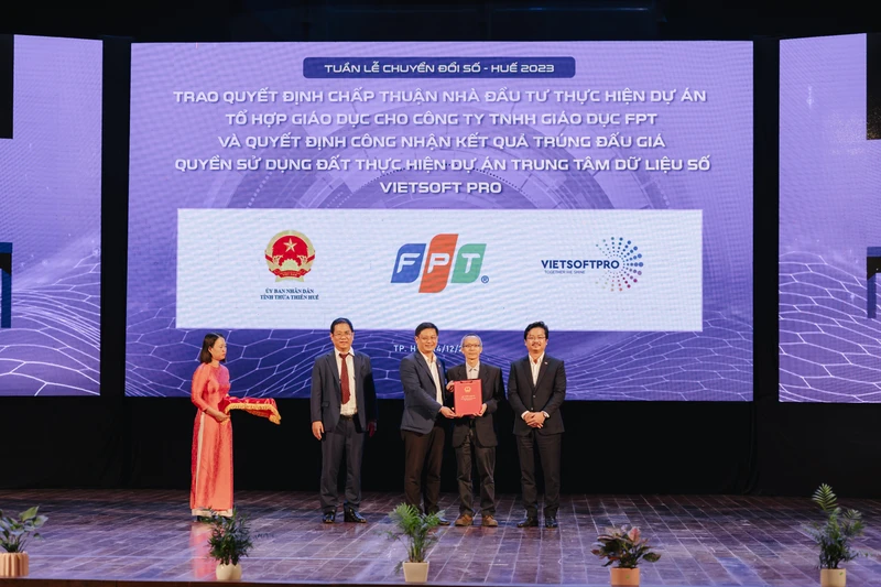TS Nguyễn Khắc Thành, Hiệu trưởng Trường đại học FPT (thứ 2 từ trái qua) nhận giấy chứng nhận đầu tư xây dựng dự án tổ hợp giáo dục.