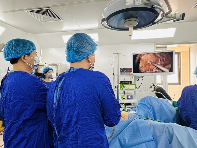 Các bác sĩ Bệnh viện Ung bướu Hà Nội đang thực hiện ca phẫu thuật ứng dụng kỹ thuật NOSE cho bệnh nhân ung thư đại trực tràng di căn