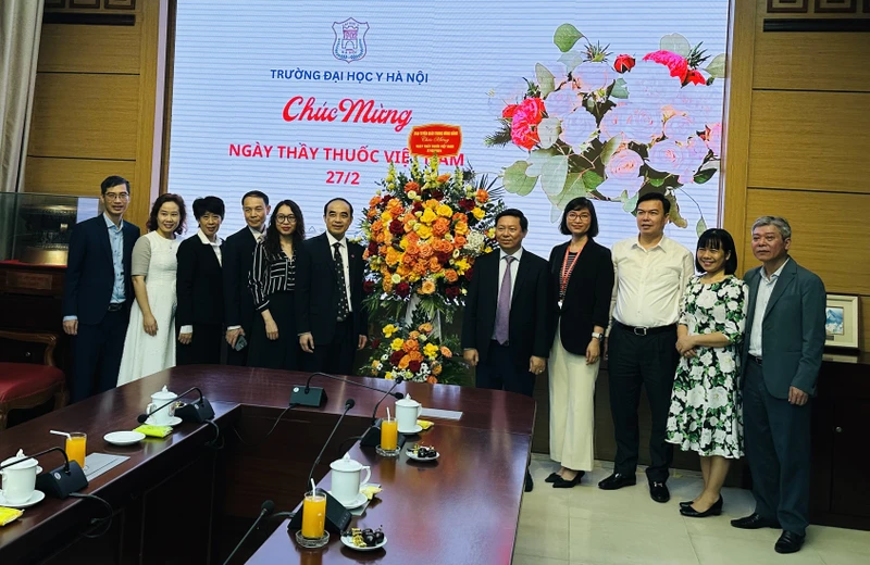 Đoàn Ban Tuyên giáo Trung ương tặng hoa, chúc mừng Trường đại học Y Hà Nội.