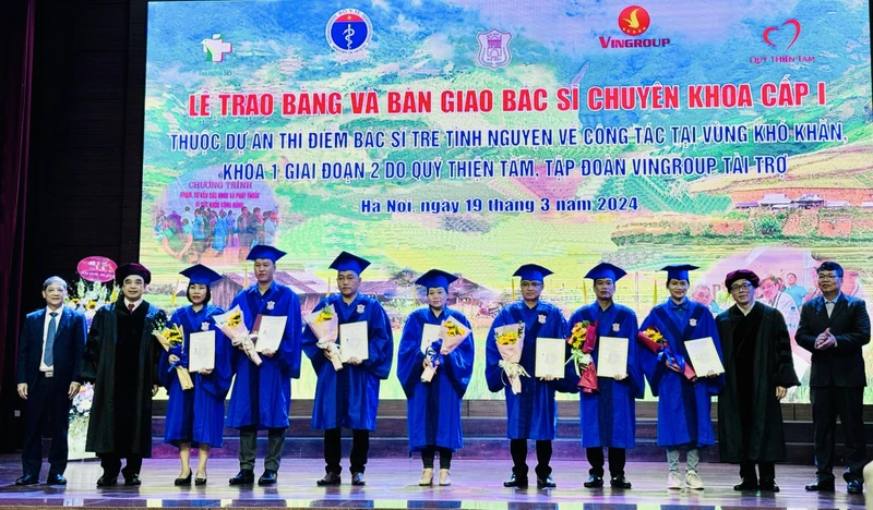 Trao bằng bác sĩ chuyên khoa cấp I cho các bác sĩ tốt nghiệp.