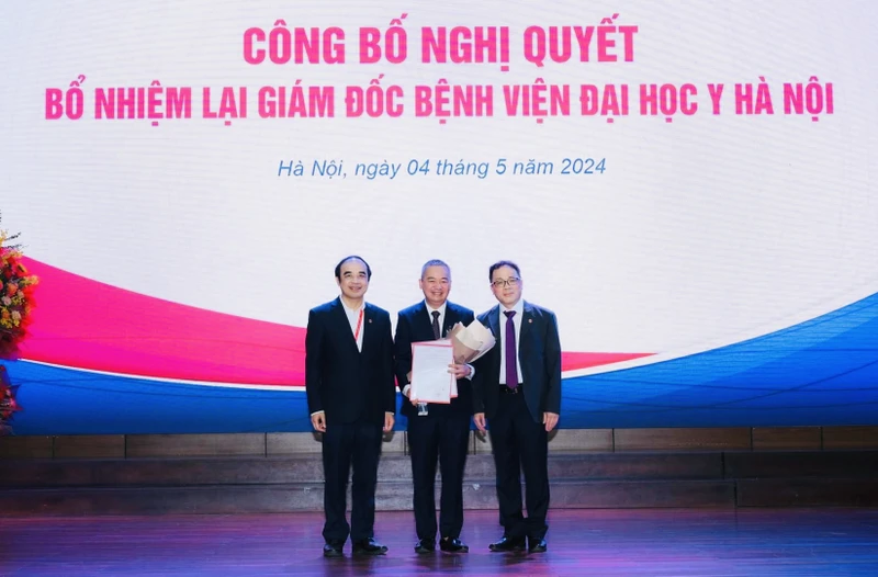Lãnh đạo Trường đại học Y Hà Nội trao Nghị quyết, Quyết định bổ nhiệm lại Giám đốc Bệnh viện Đại học Y Hà Nội nhiệm kỳ 2024 -2029 cho PGS,TS Nguyễn Lân Hiếu.