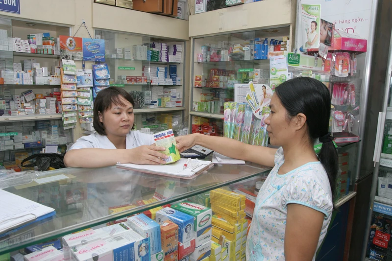 Bộ Y tế cho biết việc sắp xếp lại hệ thống kinh doanh, phân phối sẽ giúp người dân dễ mua thuốc và giá cả hợp lý hơn.