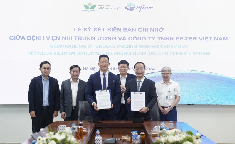 Lễ ký biên bản ghi nhớ giữa Bệnh viện Nhi Trung ương và Công ty TNHH Pfizer Việt Nam.