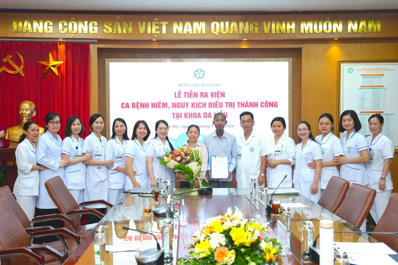 Các thầy thuốc Khoa Da liễu chúc mừng bệnh nhân Nguyễn Quốc Trình.