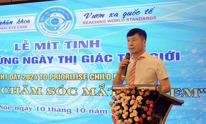 PGS, TS Cung Hồng Sơn, Phó Giám đốc Bệnh viện Mắt trung ương phát biểu tại lễ mít tinh.