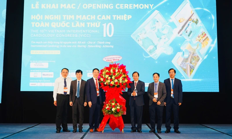 Đại diện Hội Tim mạch học Việt Nam tặng hoa chúc mừng hội nghị tại phiên khai mạc.