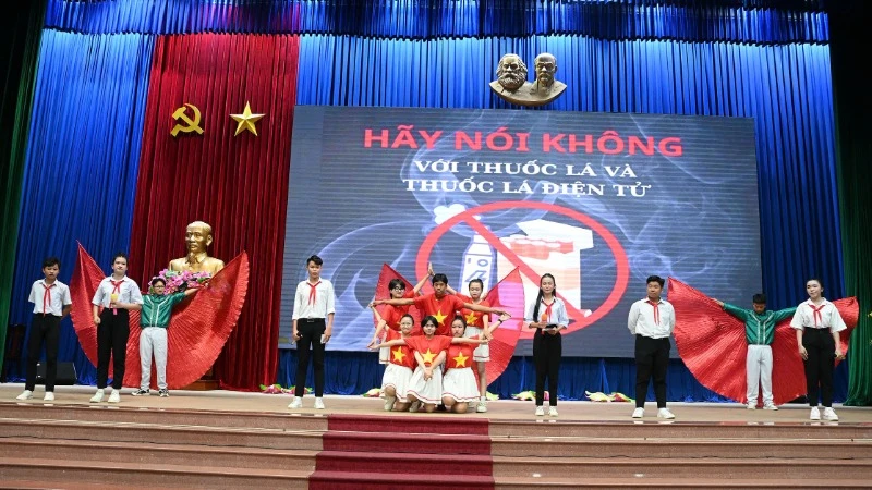 Phần thi chào hỏi của một đội thi.