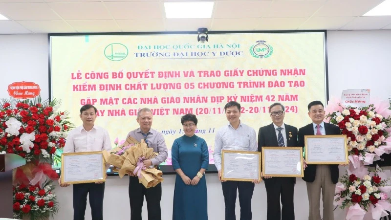 Đại diện Trung tâm kiểm định chất lượng giáo dục Thăng Long trao Chứng nhận đạt tiêu chuẩn chất lượng cho 5 chương trình đào tạo của Trường đại học Y Dược.