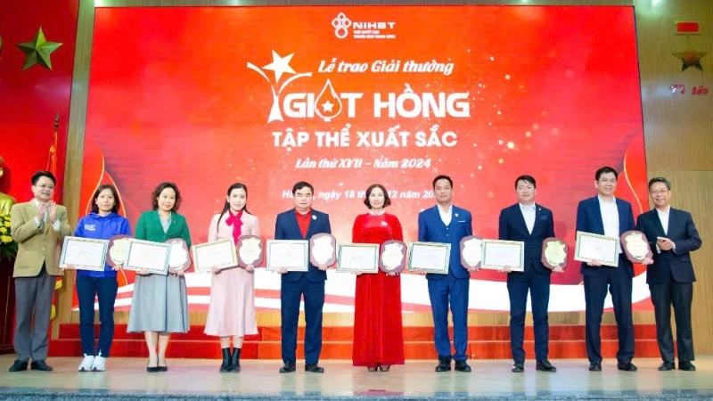 Trao Giải thưởng “Giọt hồng” năm 2024 cho tập thể xuất sắc