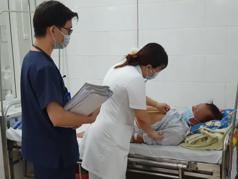 Bác sĩ thăm khám bệnh nhân tại Trung tâm Bệnh nhiệt đới, Bệnh viện Bạch Mai. Ảnh: BVCC