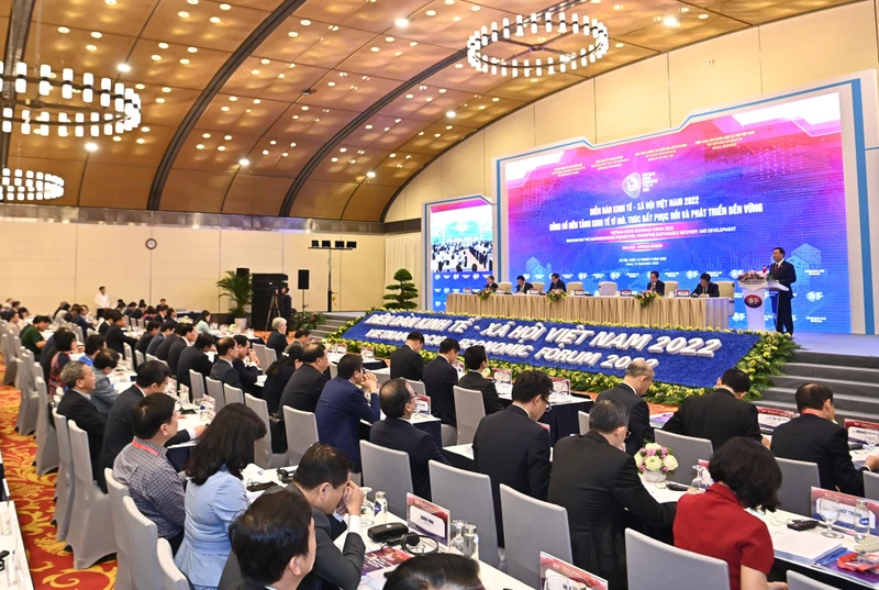 Các đại biểu thảo luận bàn tròn tại phiên toàn thể Diễn đàn Kinh tế-Xã hội Việt Nam 2022. Ảnh: Duy Linh