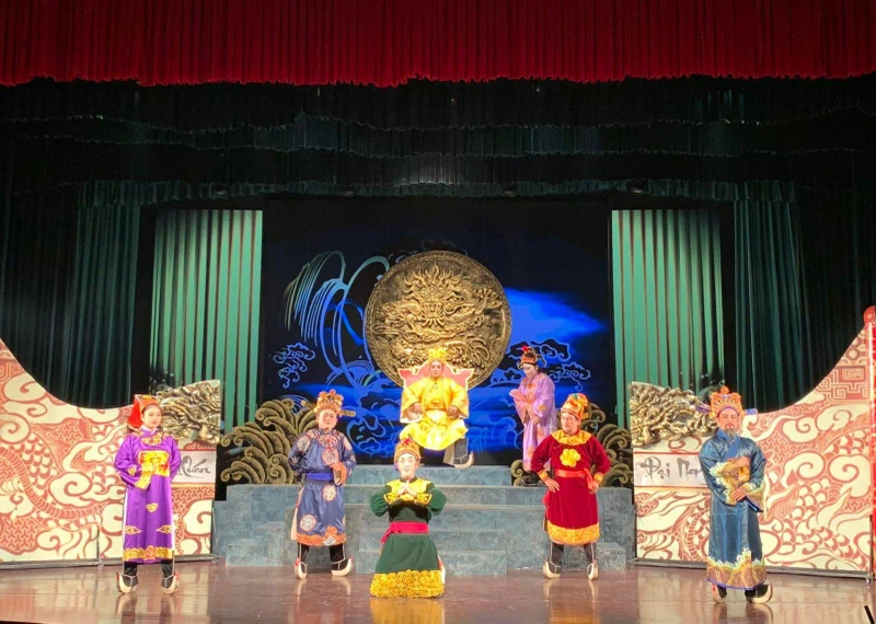 Cảnh trong vở Ngược sóng của Nhà hát tuồng Nguyễn Hiển Dĩnh. 