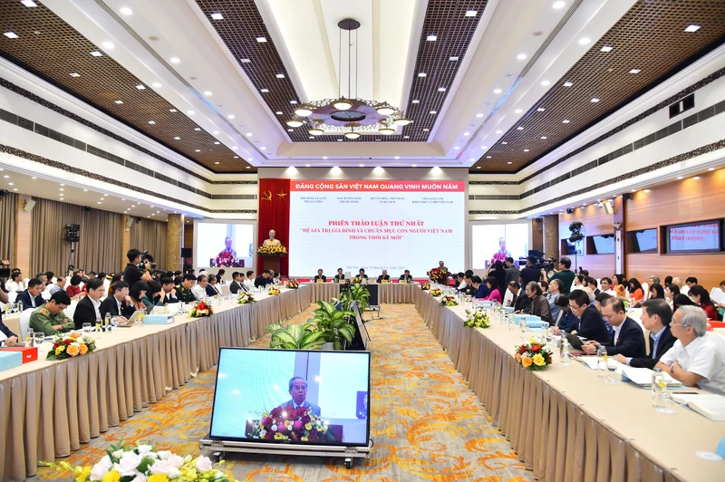 Một phiên thảo luận tại Hội thảo quốc gia "Hệ giá trị quốc gia, hệ giá trị văn hóa, hệ giá trị gia đình và chuẩn mực con người Việt Nam trong thời kỳ mới". Ảnh: MỸ HÀ
