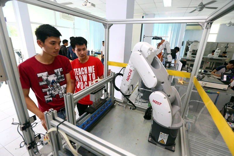 Các học viên thực hành lập trình và vận hành Robot tại Trung tâm Đào tạo khu công nghệ cao Thành phố Hồ Chí Minh (SHTP-Traing). Ảnh: Danh Lam