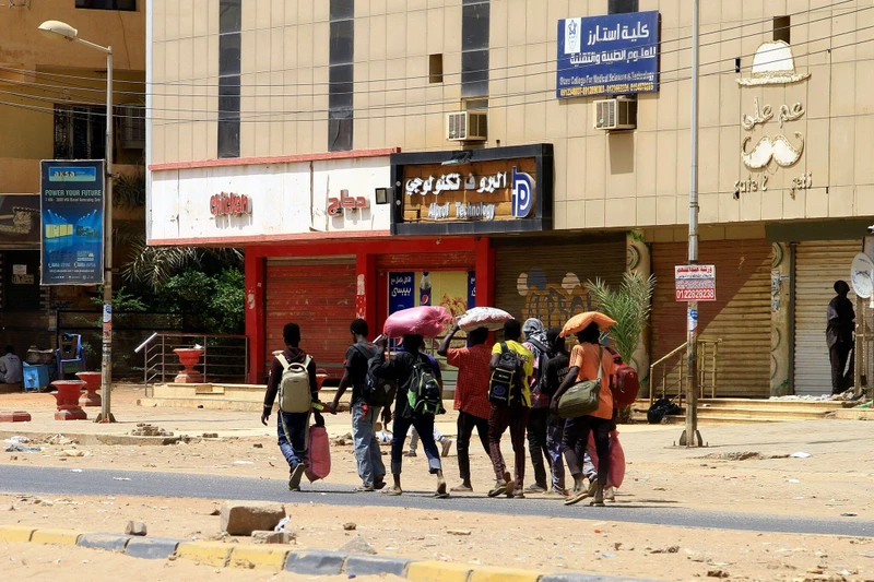 Người dân kẹt trong những cuộc giao tranh ở Sudan.