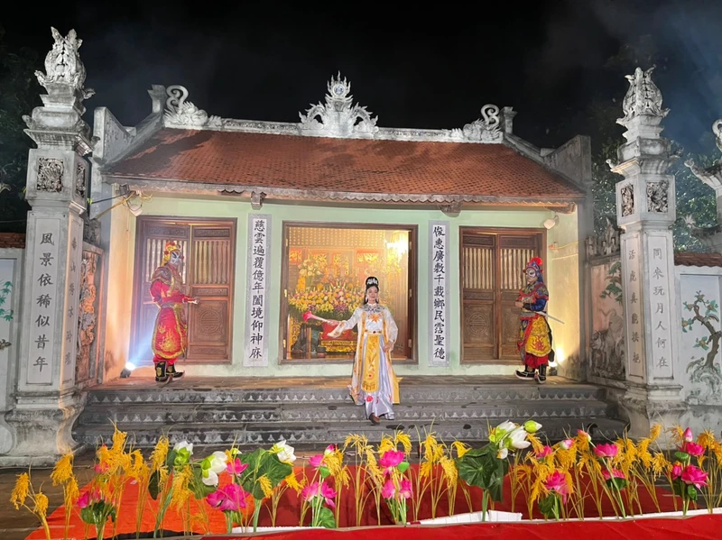 Hình tượng Quỳnh Hoa Thánh Mẫu được Nhà hát Tuồng Việt Nam tái dựng tại khu di tích đền Vĩnh Mộ.
