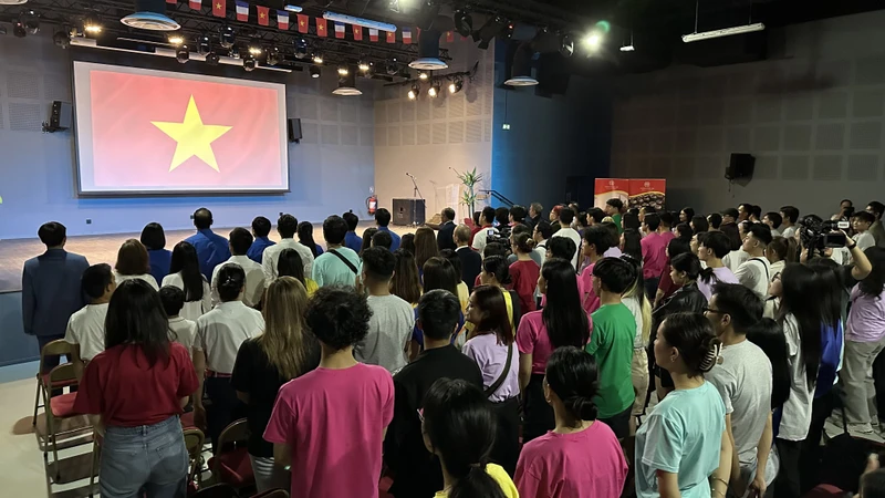 Vươn ra biển lớn, nhưng vẫn luôn hướng về quê hương. Trong ảnh: Một buổi chào cờ Tổ quốc tại Trại hè Thanh niên Việt Nam vừa khai mạc tại Paris (Pháp) ngày 24/8. Ảnh: Nguyễn Thu Hà/TTXVN