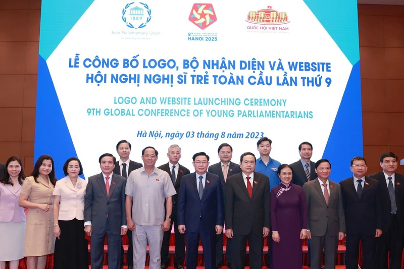 Chủ tịch Quốc hội Vương Đình Huệ và các thành viên Ban Tổ chức tại lễ công bố logo, bộ nhận diện, website Hội nghị Nghị sĩ trẻ toàn cầu lần thứ 9. Ảnh: Anh Hải