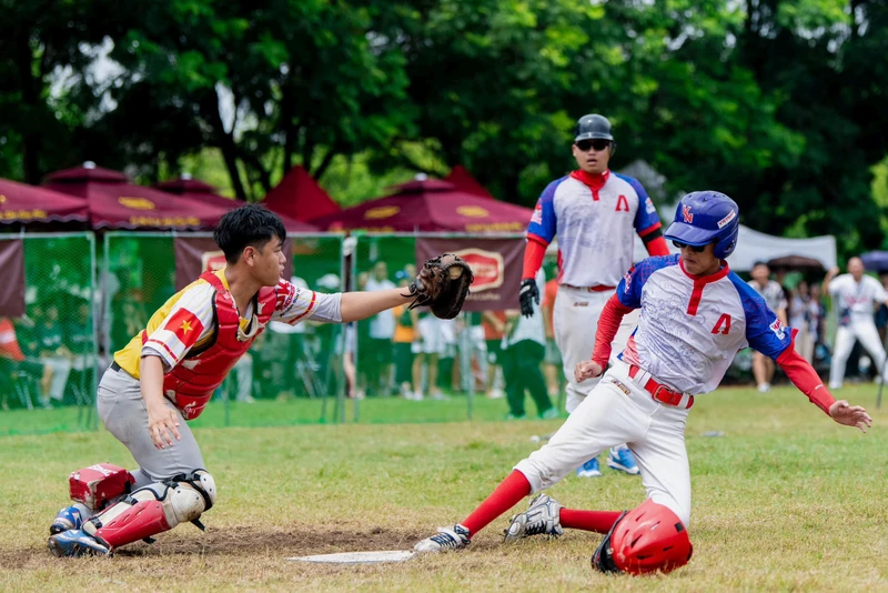 Nội dung bóng chày năm người rất phù hợp phát triển trong điều kiện trường học Việt Nam. Ảnh: Hoàng Khánh.