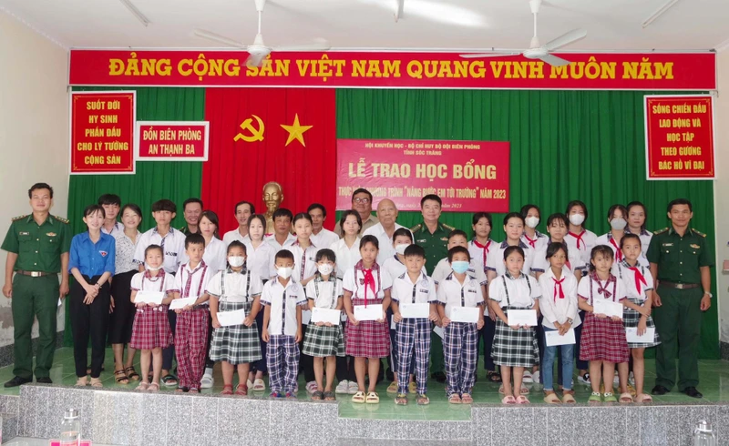 Đại diện lãnh đạo Bộ đội Biên phòng tỉnh và Hội Khuyến học tỉnh Sóc Trăng trao học bổng cho các em học sinh. 