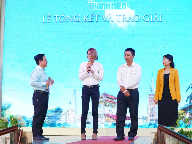 Nhà văn Tống Phước Bảo (thứ hai, từ trái sang), giải nhất cuộc thi viết Thành phố tôi yêu, do Báo Thanh Niên tổ chức năm 2020, giao lưu với bạn đọc trong buổi trao giải. Ảnh: NVCC