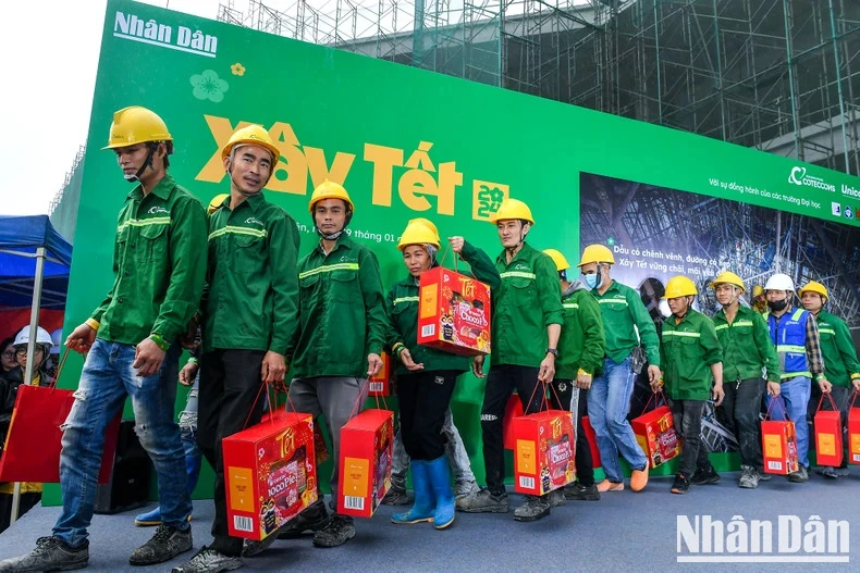 Trong trong chương trình "Xây Tết 2024" , sáng ngày 9/1, Báo Nhân Dân và Tập đoàn Coteccons đã trao tặng gần 1.800 phần quà cho các công nhân đang miệt mài lao động trên công trường Ecopark, huyện Văn Giang, tỉnh Hưng Yên. Ảnh: Thành Đạt