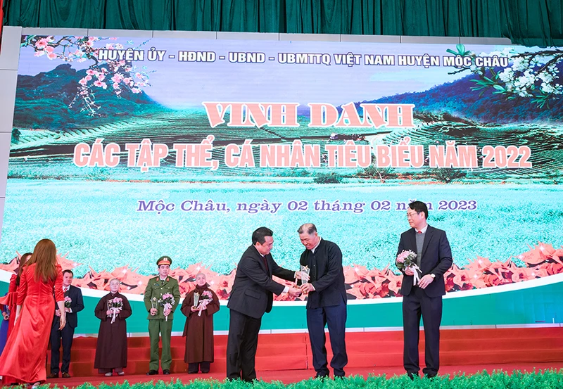 Ông Hà Văn Bến (người thứ hai, từ phải sang) trong Lễ Vinh danh tập thể, cá nhân tiêu biểu của huyện Mộc Châu năm 2022.