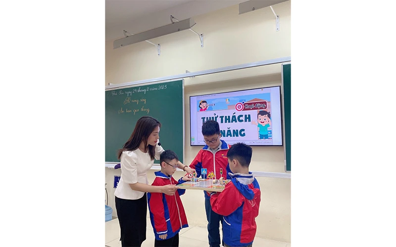 Quang cảnh giờ ngoại khóa về an toàn giao thông của học sinh Trường tiểu học Nguyễn Trãi, quận Hà Đông (Hà Nội).