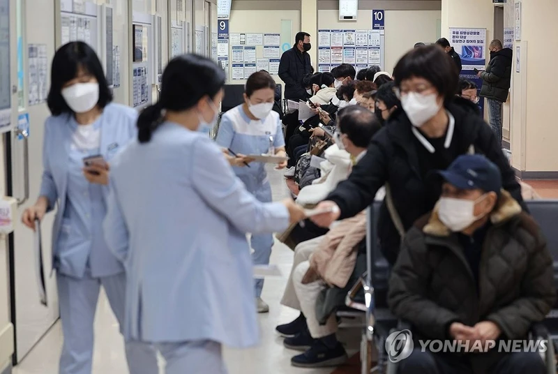 Các cơ sở y tế của Hàn Quốc quá tải do các bác sĩ tập sự nghỉ việc hàng loạt.