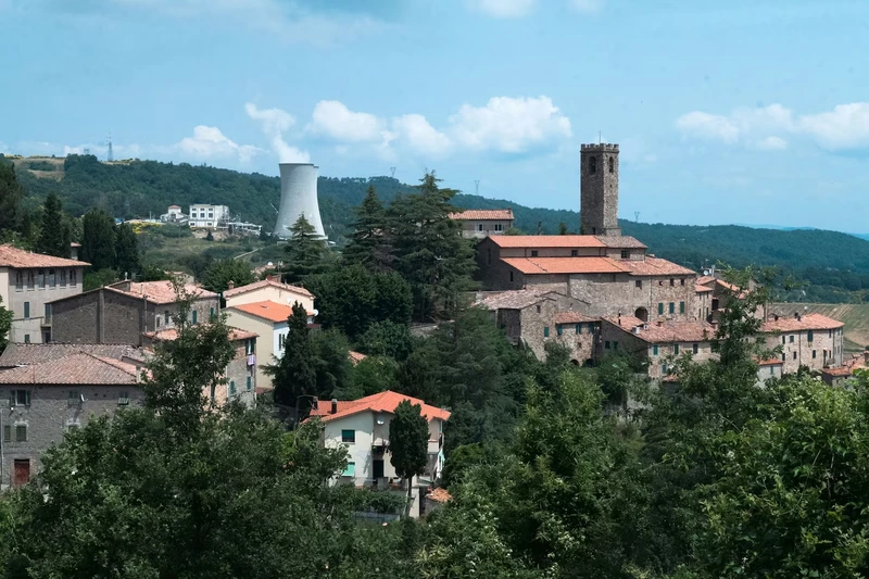 Tháp giải nhiệt của Nhà máy địa nhiệt Enel Green Power bên ngoài ngôi làng trên đỉnh đồi Sasso Pisano (Larderello, Italy). Ảnh: Bloomberg