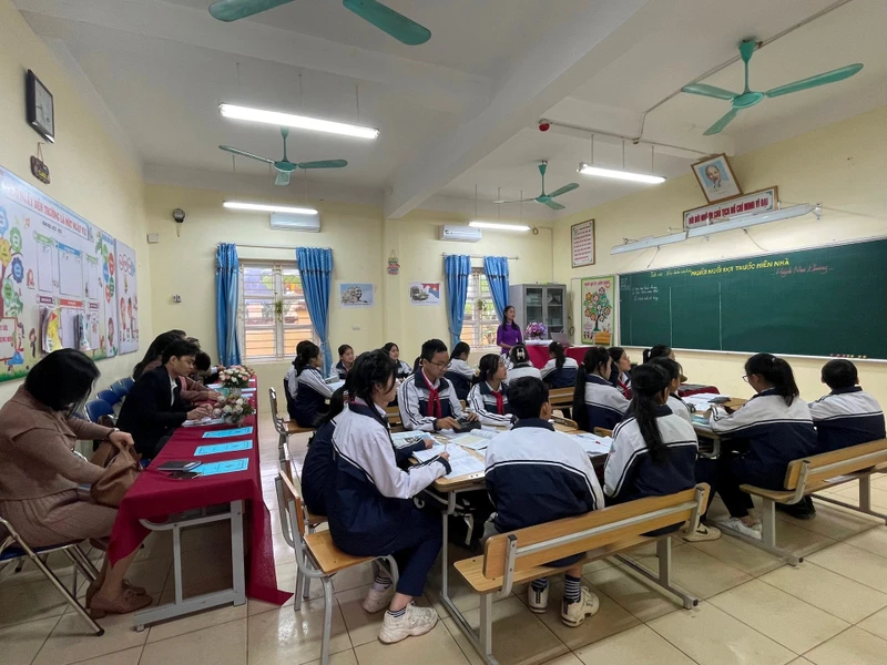 Một tiết học thử nghiệm sách giáo khoa mới cấp Trung học cơ sở ở huyện Ba Vì (Hà Nội).
