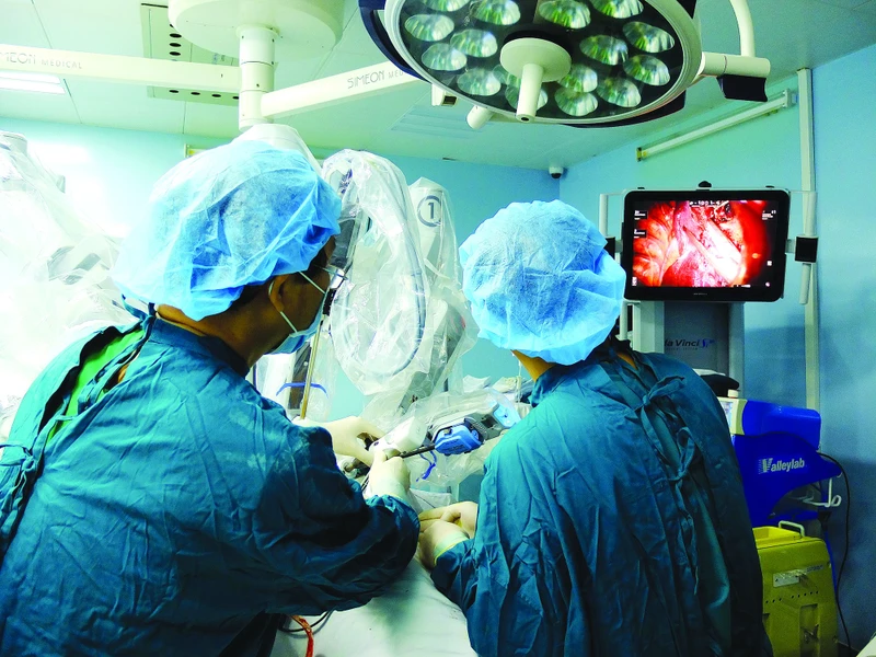 Bác sĩ Bệnh viện Bình Dân, Thành phố Hồ Chí Minh phẫu thuật cho người bệnh bằng robot. Nguồn: Bệnh viện Bình Dân 