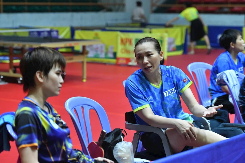 Huấn luyện viên Nguyễn Mai Thy (bên phải) trao đổi chiến thuật với Nguyễn Khoa Diệu Khánh trong quãng nghỉ giữa giờ. Ảnh: Đăng Khoa 