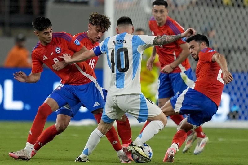 Messi trong vòng vây đội bạn tại Copa America 2024. (Ảnh: Getty)