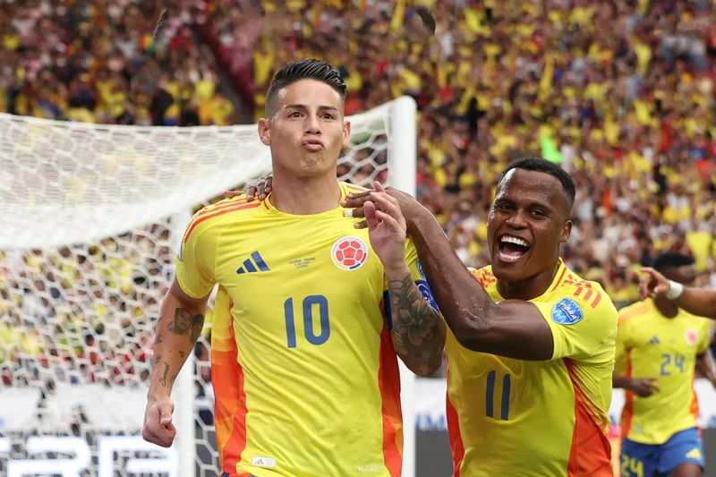 James Rodriguez (trái) giành danh hiệu Cầu thủ xuất sắc nhất Copa America 2024.