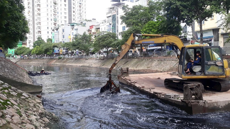 Nạo vét, khơi thông dòng chảy sông Lừ (Hà Nội). Ảnh: HẢI MIÊN