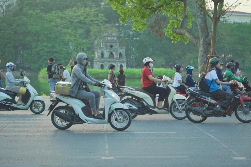 Xe máy chạy xăng hoạt động với mật độ cao ở khu vực hồ Hoàn Kiếm, Hà Nội. Ảnh: Huy Phạm