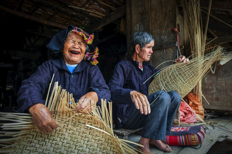 Người cao tuổi dân tộc Kháng với nghề đan đó. Ảnh: Thành Đạt 