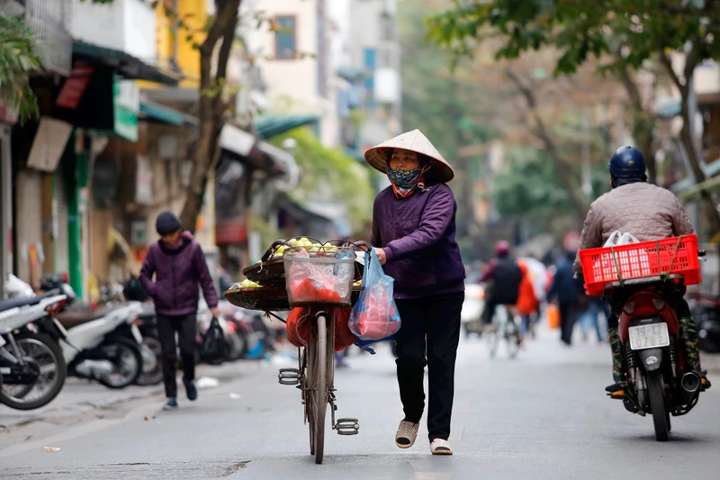 Nhiều người cao tuổi vẫn phải mưu sinh nhọc nhằn mỗi ngày. Ảnh: Khiếu Minh