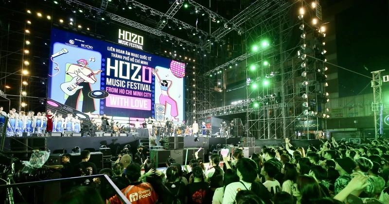 Lễ hội âm nhạc quốc tế Hò Dô (Hozo music festival) mùa thứ 5 thu hút hàng vạn khán giả.