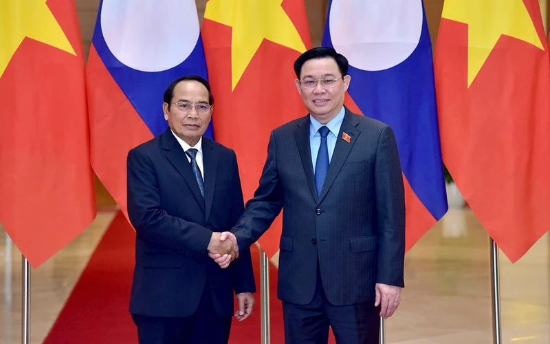 Chủ tịch Quốc hội Vương Ðình Huệ và Phó Chủ tịch nước CHDCND Lào Bounthong Chitmany tại buổi tiếp. (Ảnh DUY LINH)