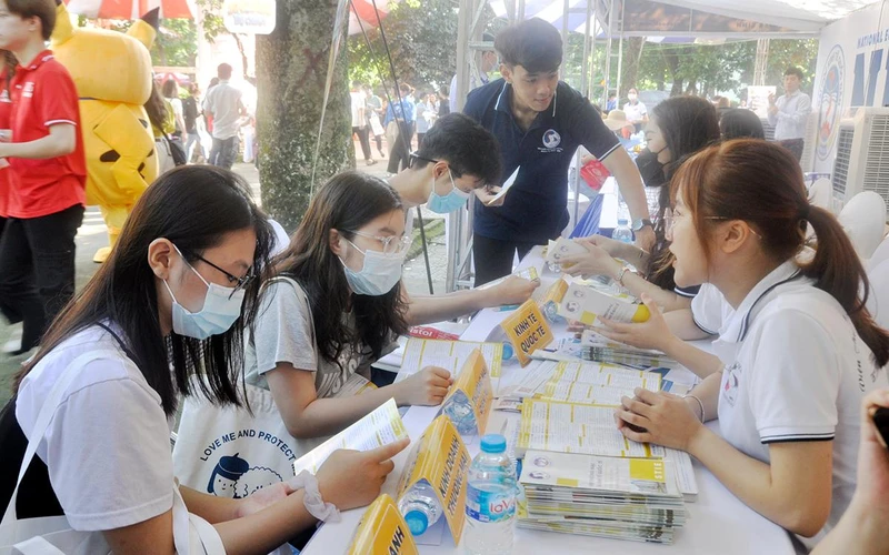 Ðại diện các trường tư vấn cho thí sinh, phụ huynh tại Ngày hội tư vấn xét tuyển đại học, cao đẳng năm 2022.